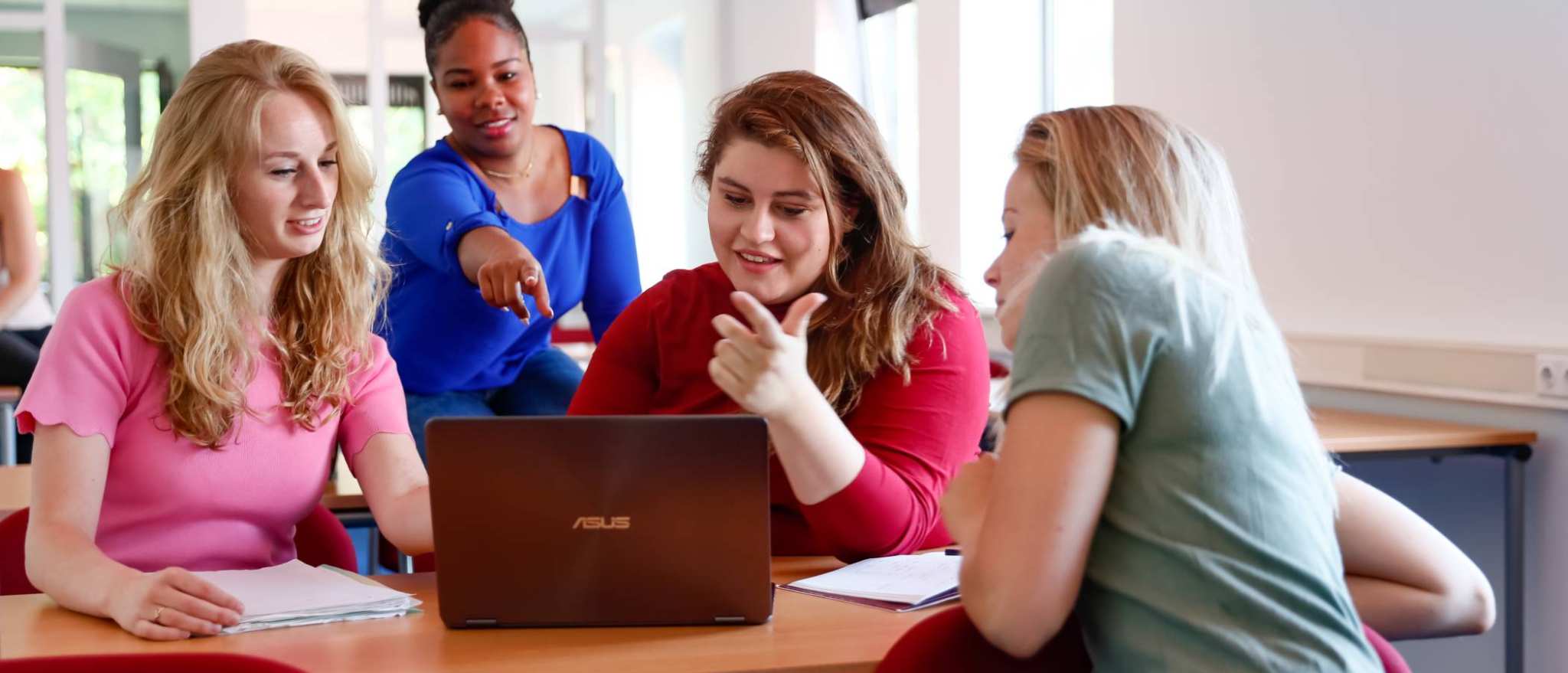 HBO master studenten voeren groepsoverleg in klas