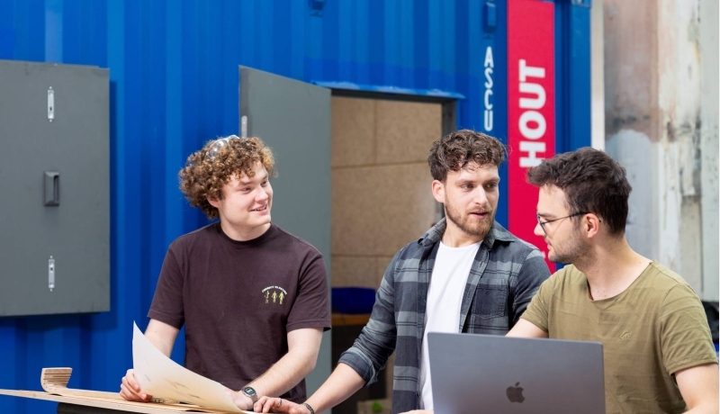 2 master students in applied data science working behind a laptop.
