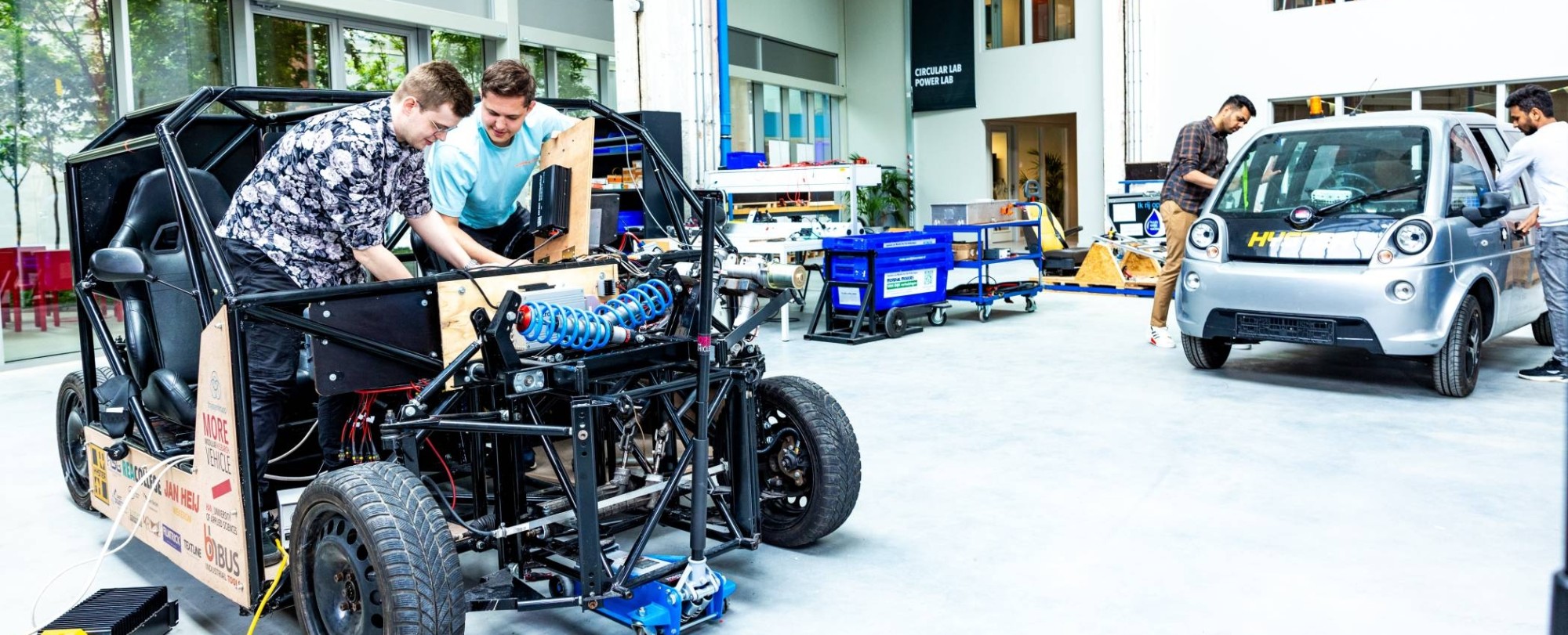 Studenten van de master Engineering Systems Automotive Systems bij de MORE Vehicle op IPKW.