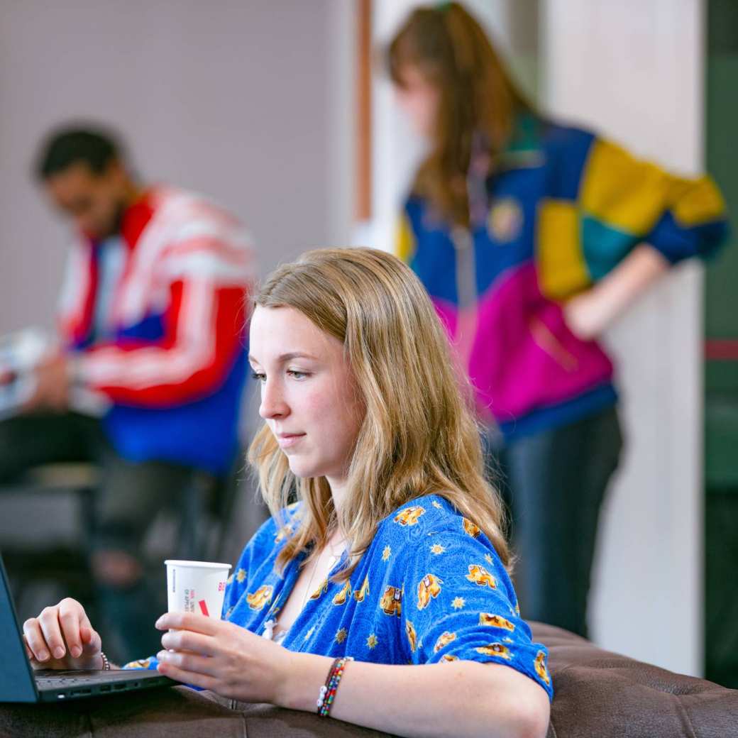 Student aan het werk/leren op laptop met koffie
Communication, general, algemeen, International Business