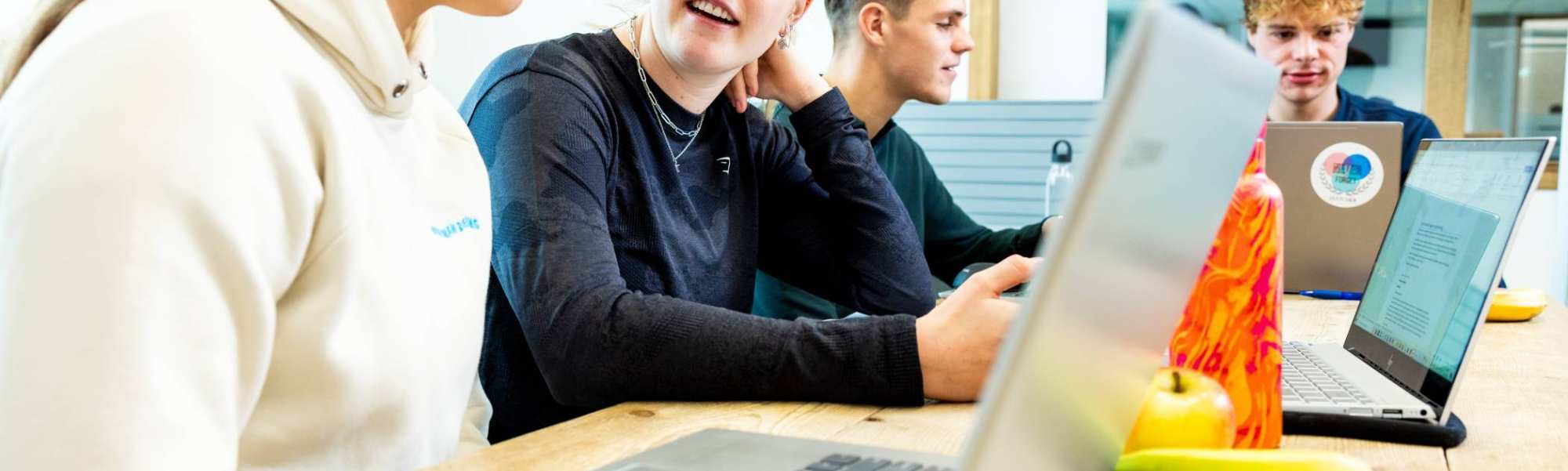 sportkunde sportqube 2 studenten achter laptop2 2023