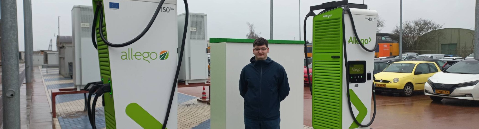 Student Alexi Harti bij laadpaal Allego