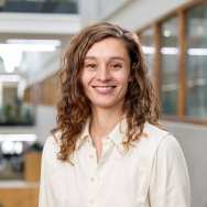 Portretfoto van associate lector Kim Meijer. Associate lectoraat Business Ethics. Academie Financieel Economisch Management.