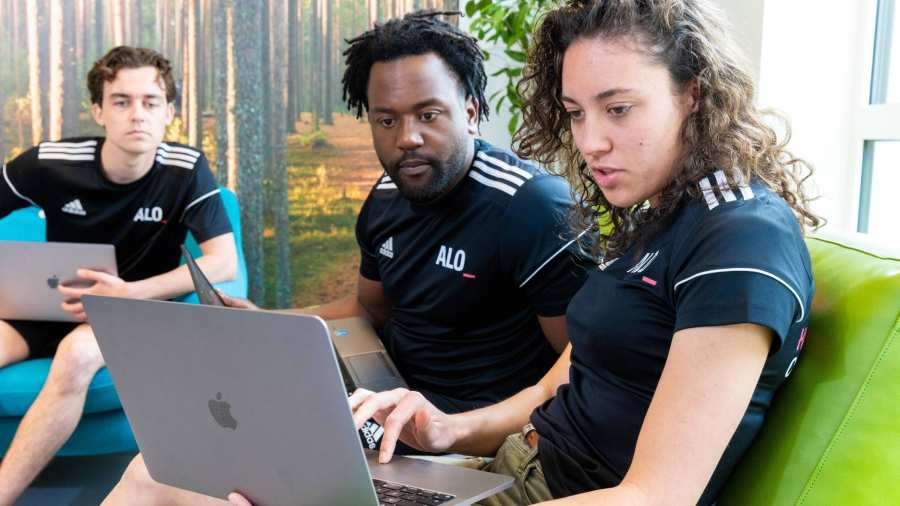 alo-deeltijd_studenten-laptop-bank2_2022