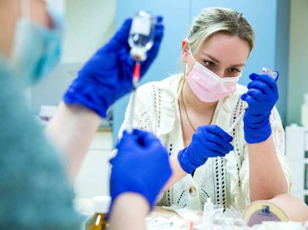 Studenten volgen een opfriscursus vaccineren om zich voor te bereiden op de COVID-vaccinaties.