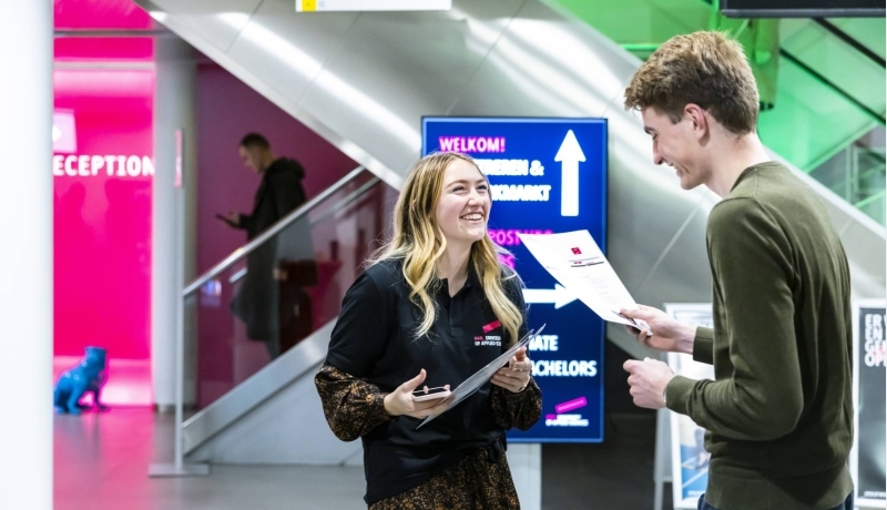 HAN werkstudent en bezoeker op Open Avond. Ruitenberglaan 31, Arnhem