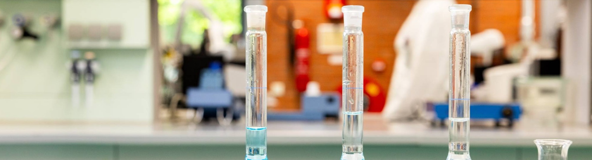 kleurovergangen erlenmeyer in chemielab