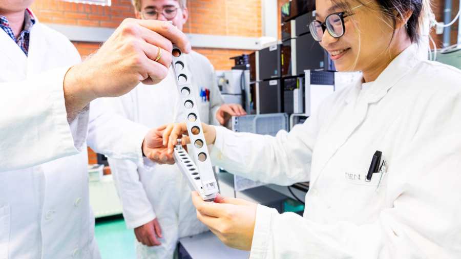 docent en studenten zijn aan het werk in het chemielab
