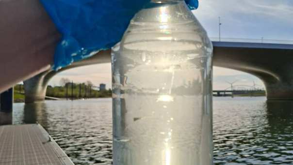 Fles met watermonster vanuit de Spiegelwaal bij Nijmegen