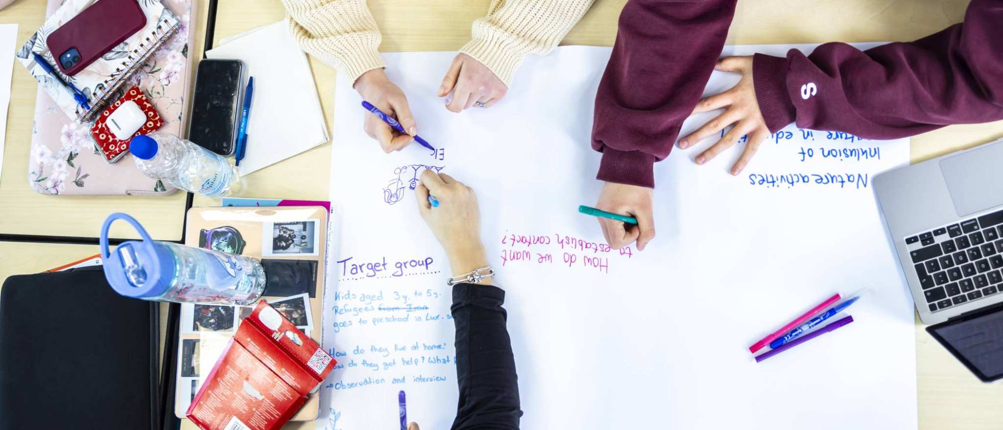 International Social Work. Creatief vak college tekenen. Foto van bovenaf genomen