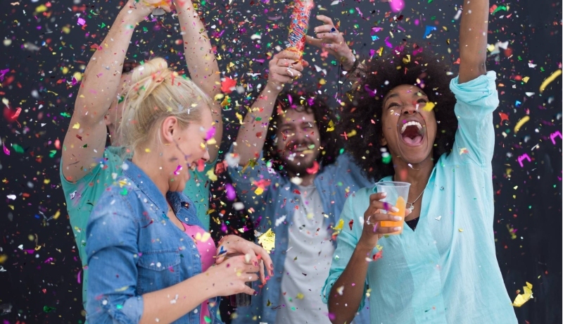 feestende mensen met confetti