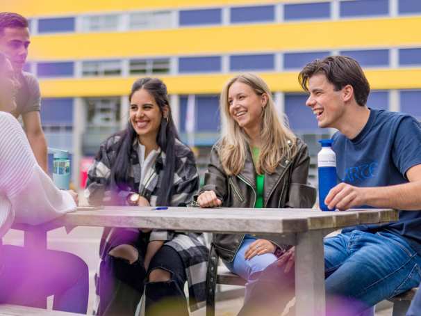 AFEM_studenten-buiten-plein-arnhem-0363-2_2023