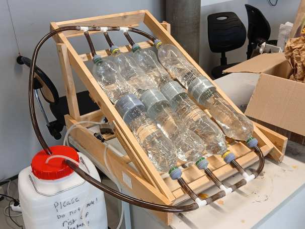 Bas Emaus, student HAN, onderzoekt hoe algen water kunnen zuiveren