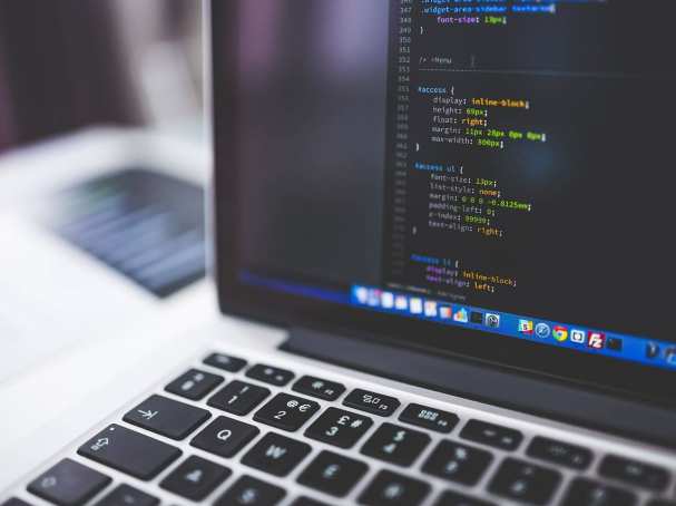 Toetsenbord en beeldscherm met code