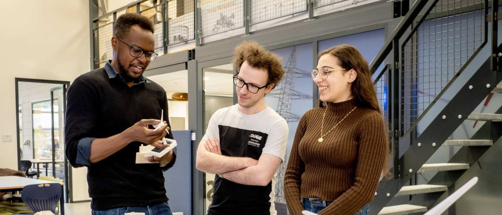 Studenten van de Master Engineering Systems Sustainable Energy en een docent bij de Smart Grid-tafel