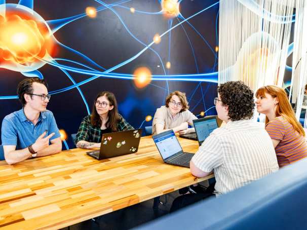 Bio-informatica studenten zijn samen aan het werken 