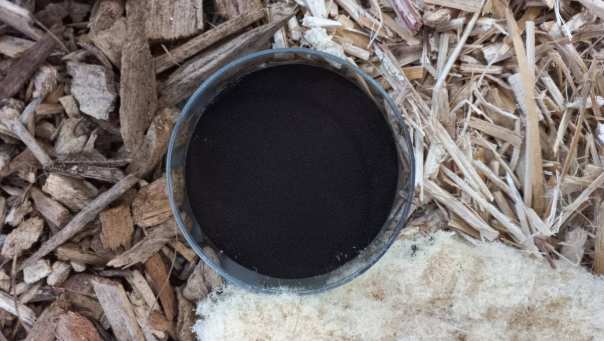 Foto van verschillende biomassa bronnen en lignine voor het project Connecting Fibers. 