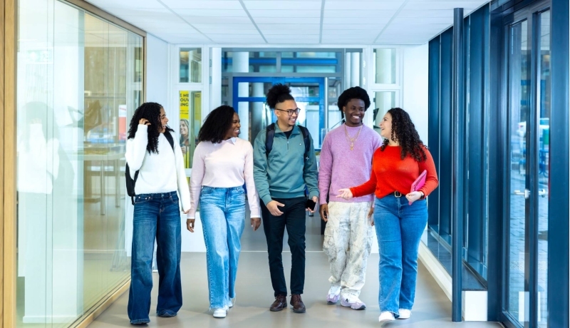 groep studenten loopt door de gang op de HAN campus
