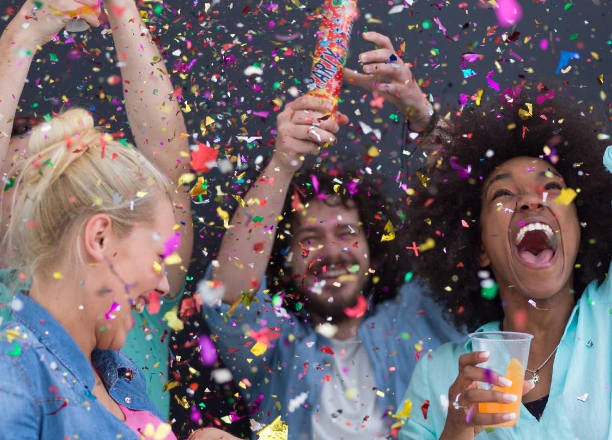 feestende mensen met confetti