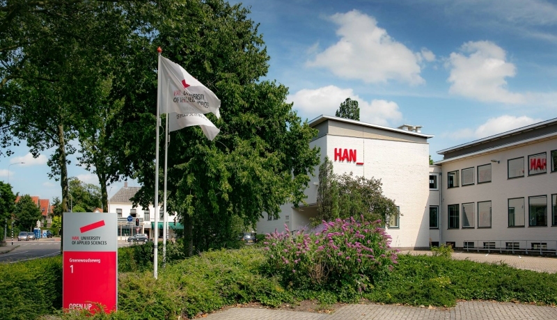 Nijmegen, Groenewoudseweg 1, torentje, vlag, wit, ingang, vooraanzicht, bord, signing, branding, huisstijl