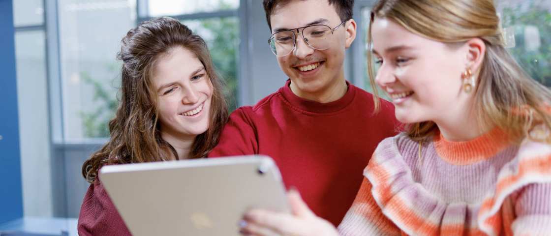 HAN Academie Educatie, Pabo, Pabo-ALO, ALPO, voltijd en deeltijd, studenten kijken samen op ipad lachen, 2024