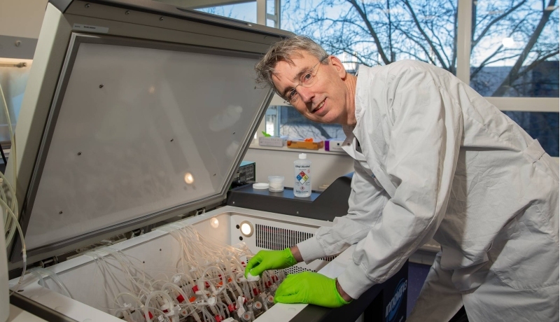 CEO Koen Dechering van TropiQ houdt zich bezig met de ontwikkeling van een nieuw medicijn tegen malaria. Hij levert ook een bijdrage aan de minor Drug Discovery