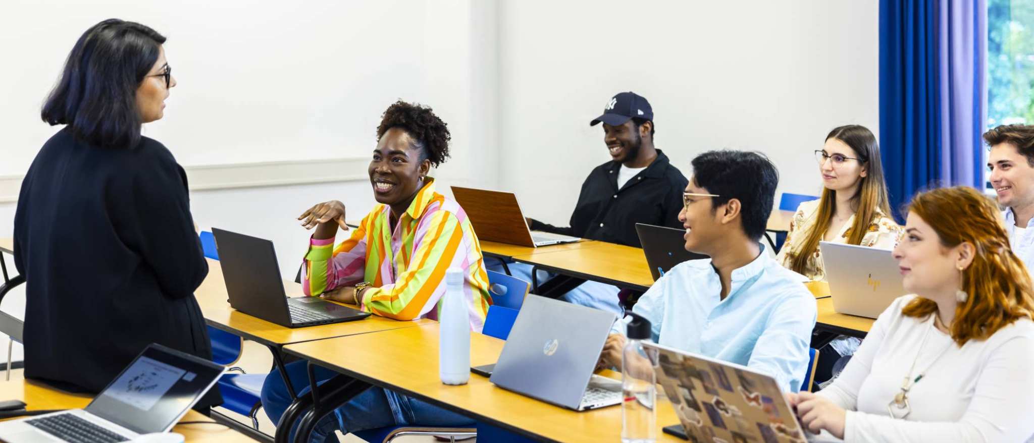 Fotoshoot Master Circular Economy foto 3- MCE 2024 - studenten die de les volgen - online les - fysiek les