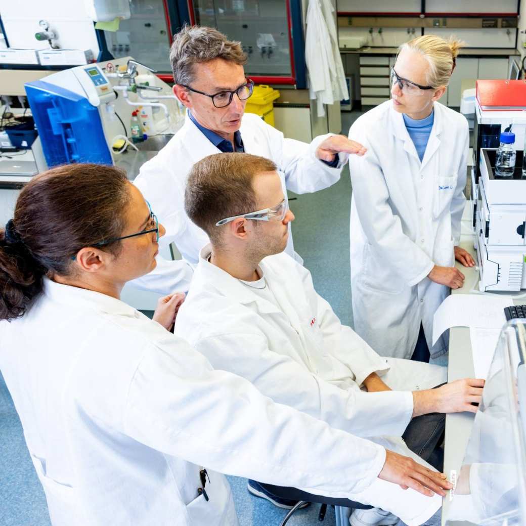 Lector Dennis Lowik met studenten en docenten uit de minor drug discovery. 