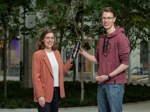 HAN BioCentre-manager Carlien Verberne reikt een prijs uit aan de winnaar van een van de drie challenges van de Biobased Battle, Dirk-Jaap Willemsen.