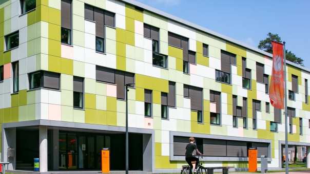 sport en bewegen, Arnhem, vlaggenmast, vlag, Papendal, volledig gebouw