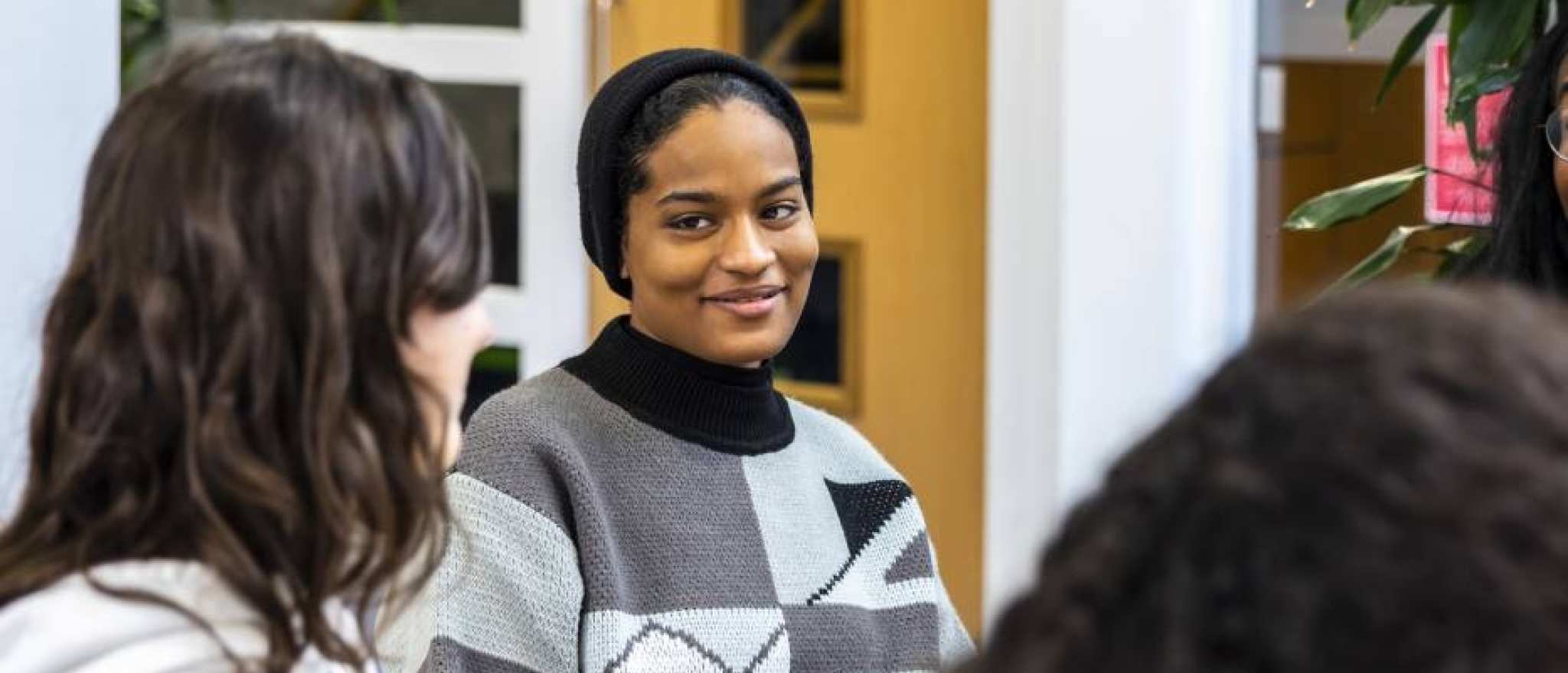 International Social Work, student groep gesprek lachen