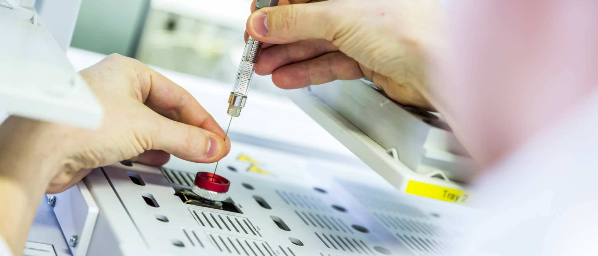 injectiespuit in machine met handen