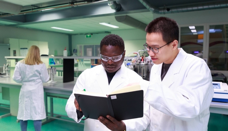 Discussing lab results, School of Applied Biosciences & Chemistry, HAN