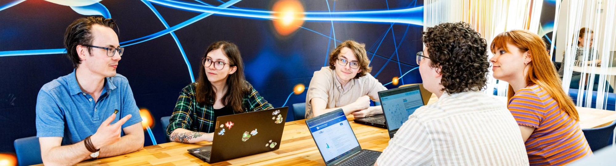 Bio-informatica studenten zijn samen aan het werken 