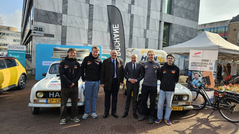 HAN students are waved off by Arnhem Mayor Marcouch and the Moroccan ambassador to the Netherlands