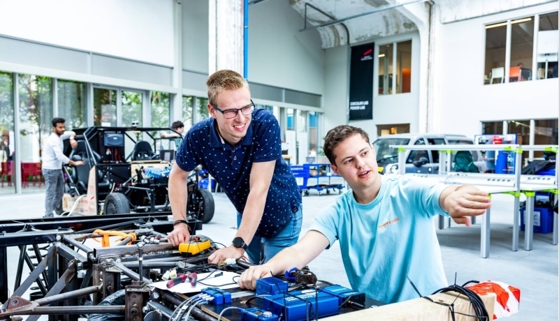 Master Engineering Systems Automotive Systems student geeft uitleg bij de MORE Vehicle.