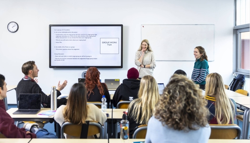 International Social Work, klas, college, 2 docenten, vrouw