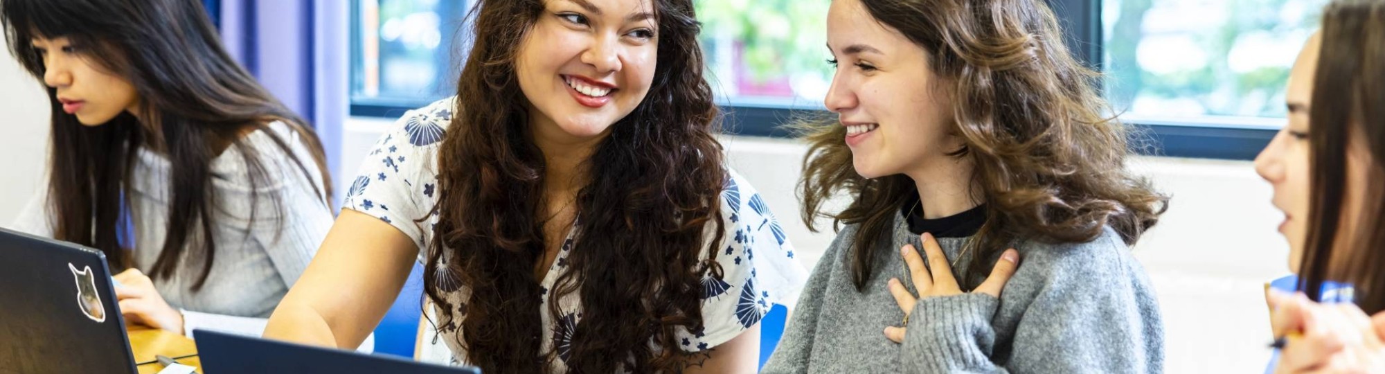 4 masterstudents in International Social Work are disussing a study topic in class.