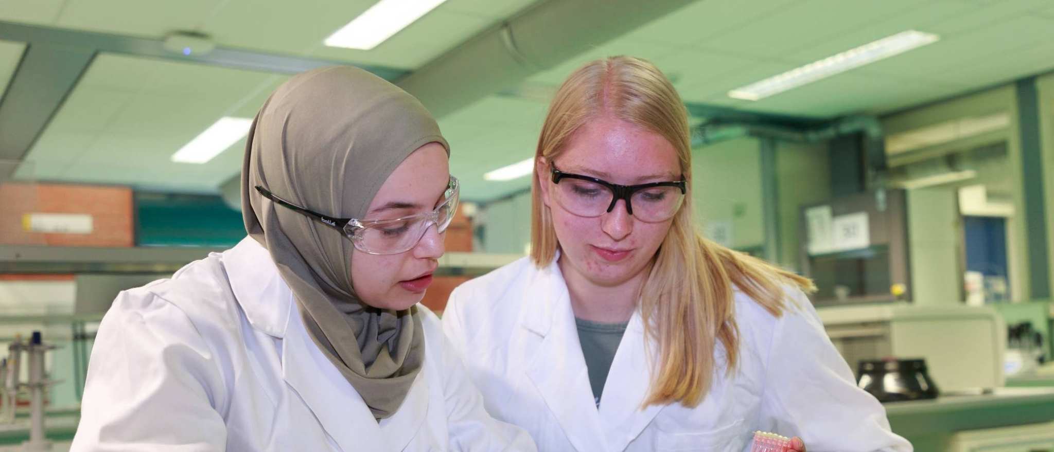 Studenten master Molecular Life Sciences Lisan Scholten en Nouhaila Belkassem tijdens een praktijkles op het lab