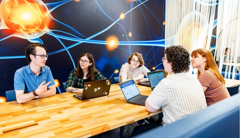 Bio-informatica studenten zijn samen aan het werken 
