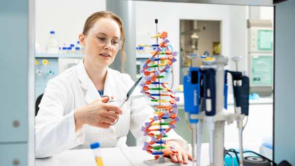Sefanne Hakken in het moleculair biologisch lab bij een DNA model van het HAN BioCentre.