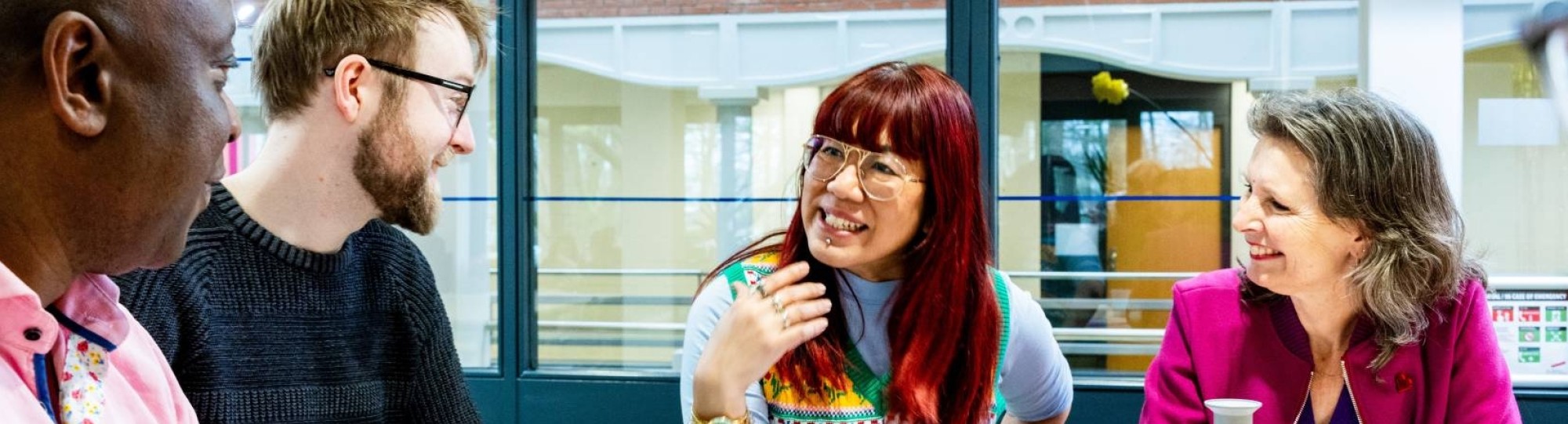 t.b.v. employer branding, Diverse collega's in gesprek