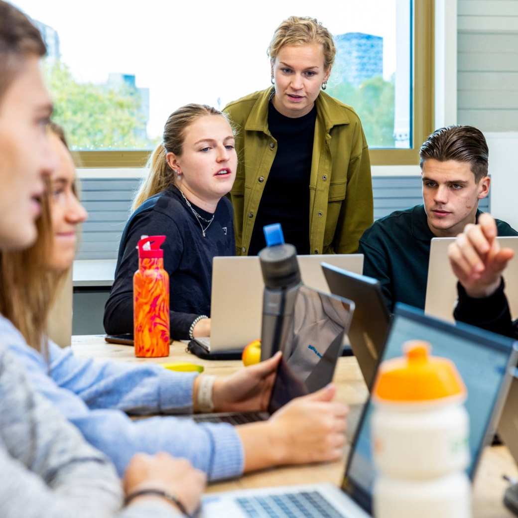 sportkunde sportqube studenten aan het werk met docent3 2023