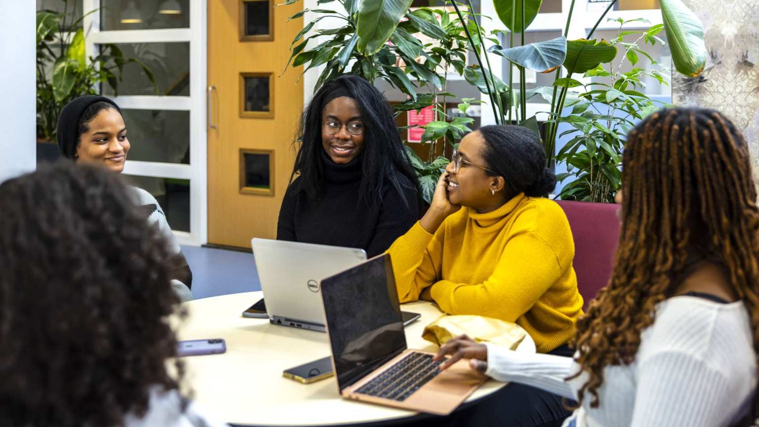 International Social Work. Groepje studenten aan tafel in gesprek op locatie Kapittelweg 33 in Nijmegen