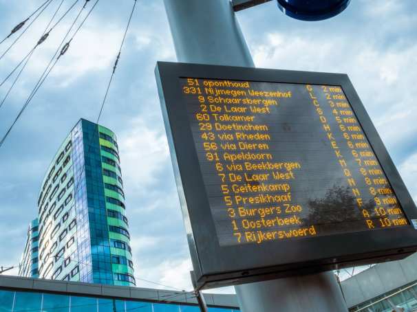 Arnhem station scherm met bustijden