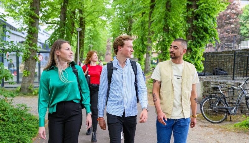 Facility Management, studenten lopen buiten