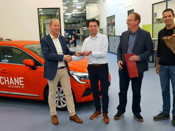 Sleuteloverdracht van Renault Clio voor in bruikleen bij Academie Engineering en Automotive