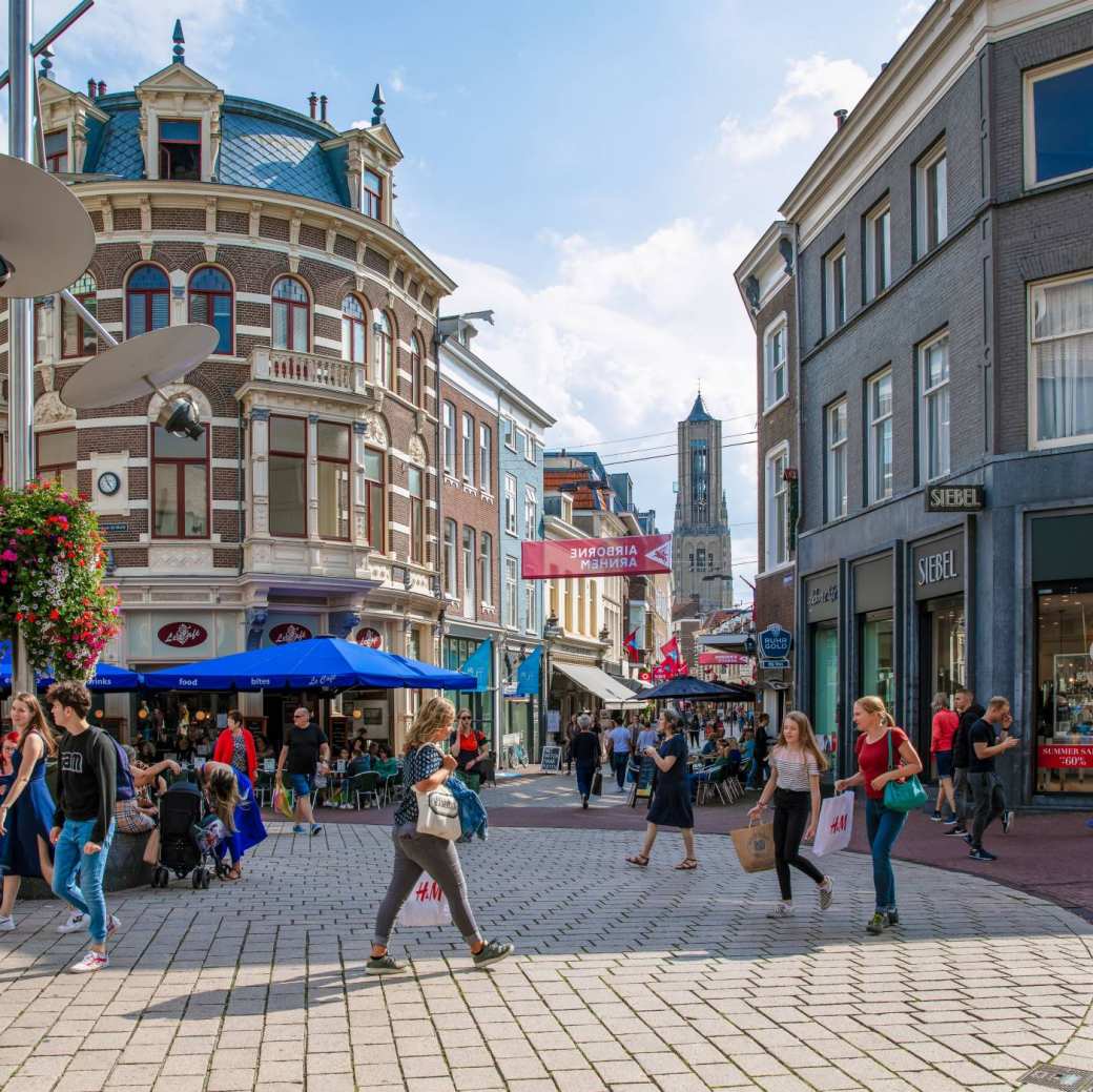 Arnhem winkelstraat met kerk