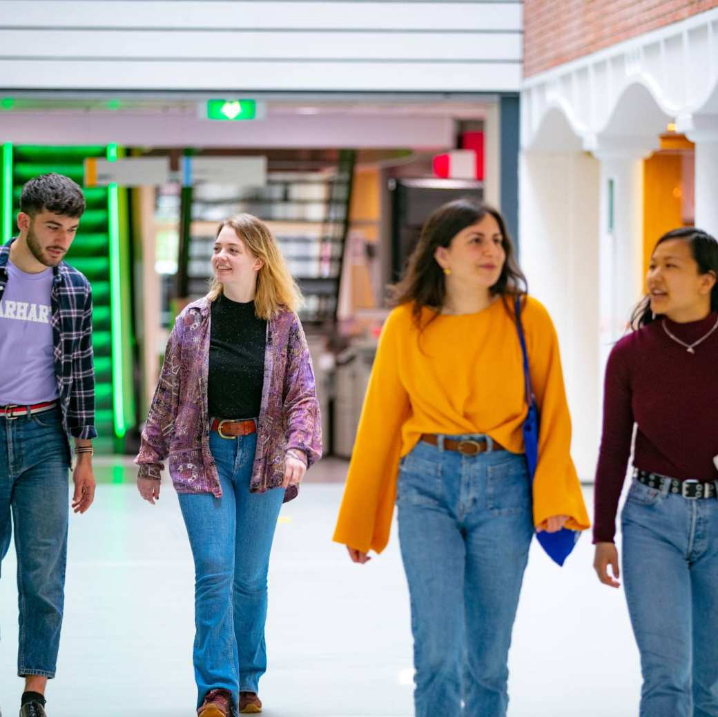buitenlandse studenten lopen door de gang