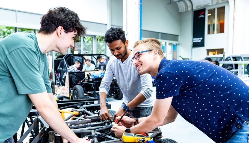 Bachelor Automotive Engineering students working on a project at HAN University of Applied Sciences